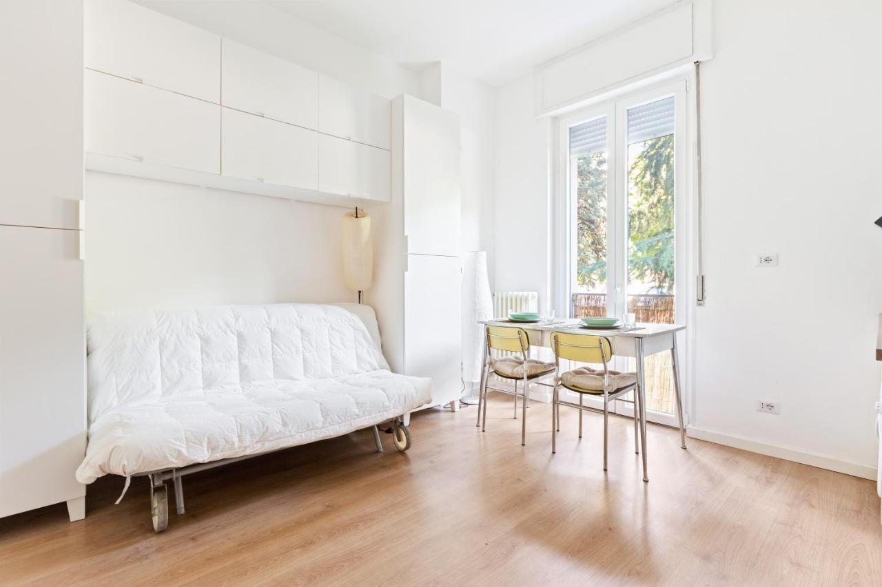 Milano Famagosta Cosy Studio Bagian luar foto