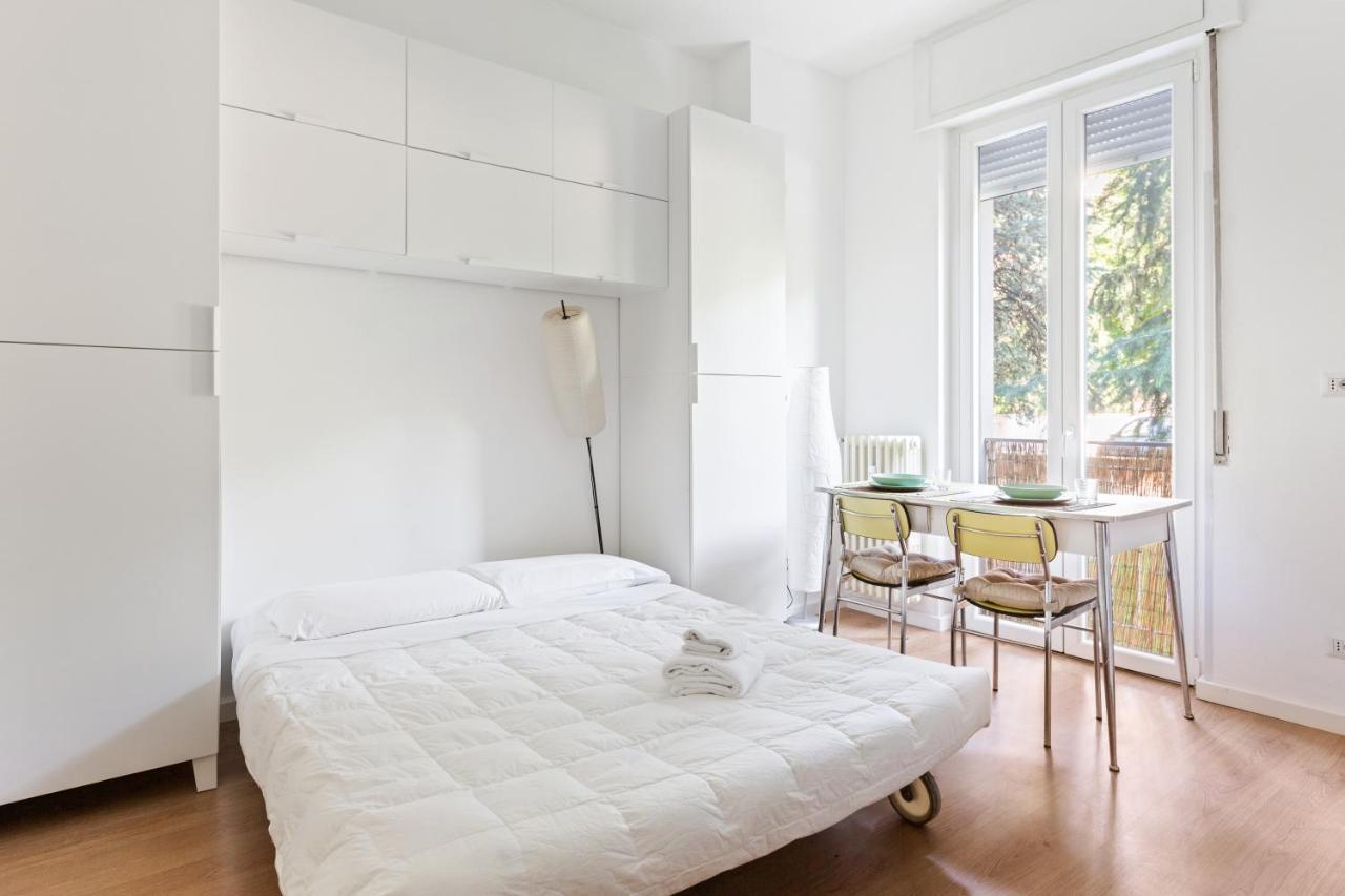Milano Famagosta Cosy Studio Bagian luar foto